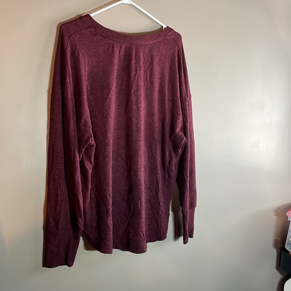 V-neck burgundy long sleeve - Picture 2 of 3